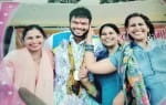 पैरालंपियन सुमित आंतिल अपनी बहनों रेनू, सुशीला व किरण के साथ।