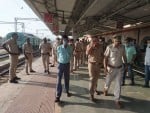 रेलवे स्टेशन का निरीक्षण करते डीएसपी आर्यन चौधरी व उनके साथ उपस्थित जीआरपी थाना प्रभारी ओमप्रका