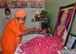 मैरिस रोड स्थित राज पैलेस में पूर्व मुख्यमंत्री कल्याण सिंह को श्रद्धांजलि देते सांसद साक्षी म