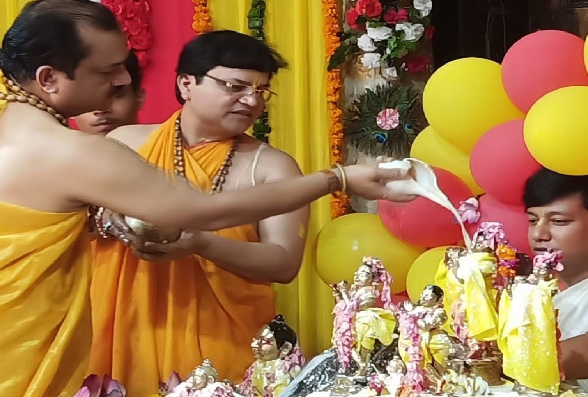 Krishna Janmashtami Mathura: Devotees celebrating shri krishna janmashtami in Mathura