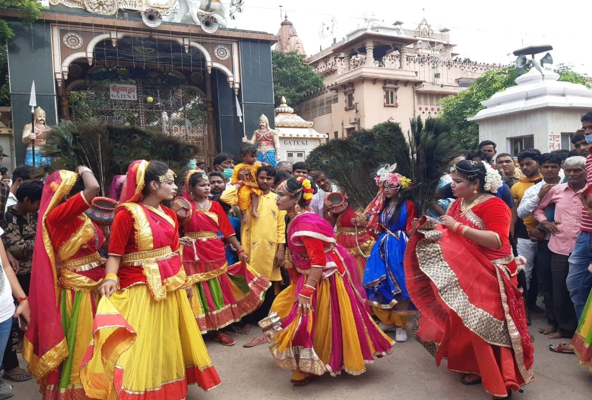 Krishna Janmashtami Mathura: Devotees celebrating shri krishna janmashtami in Mathura