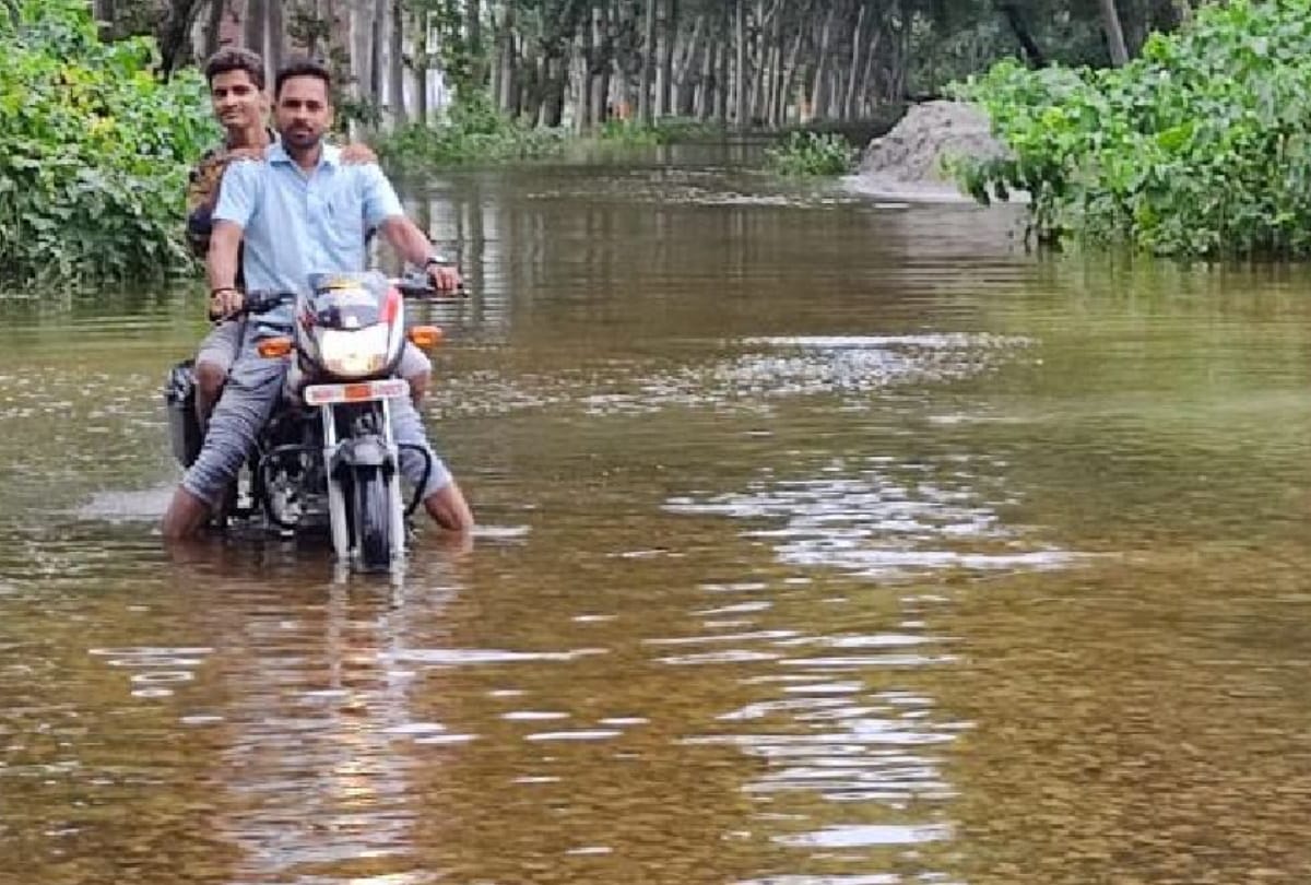 Two mothers walked nine kilometers to treat children in Siddharthnagar due to floods