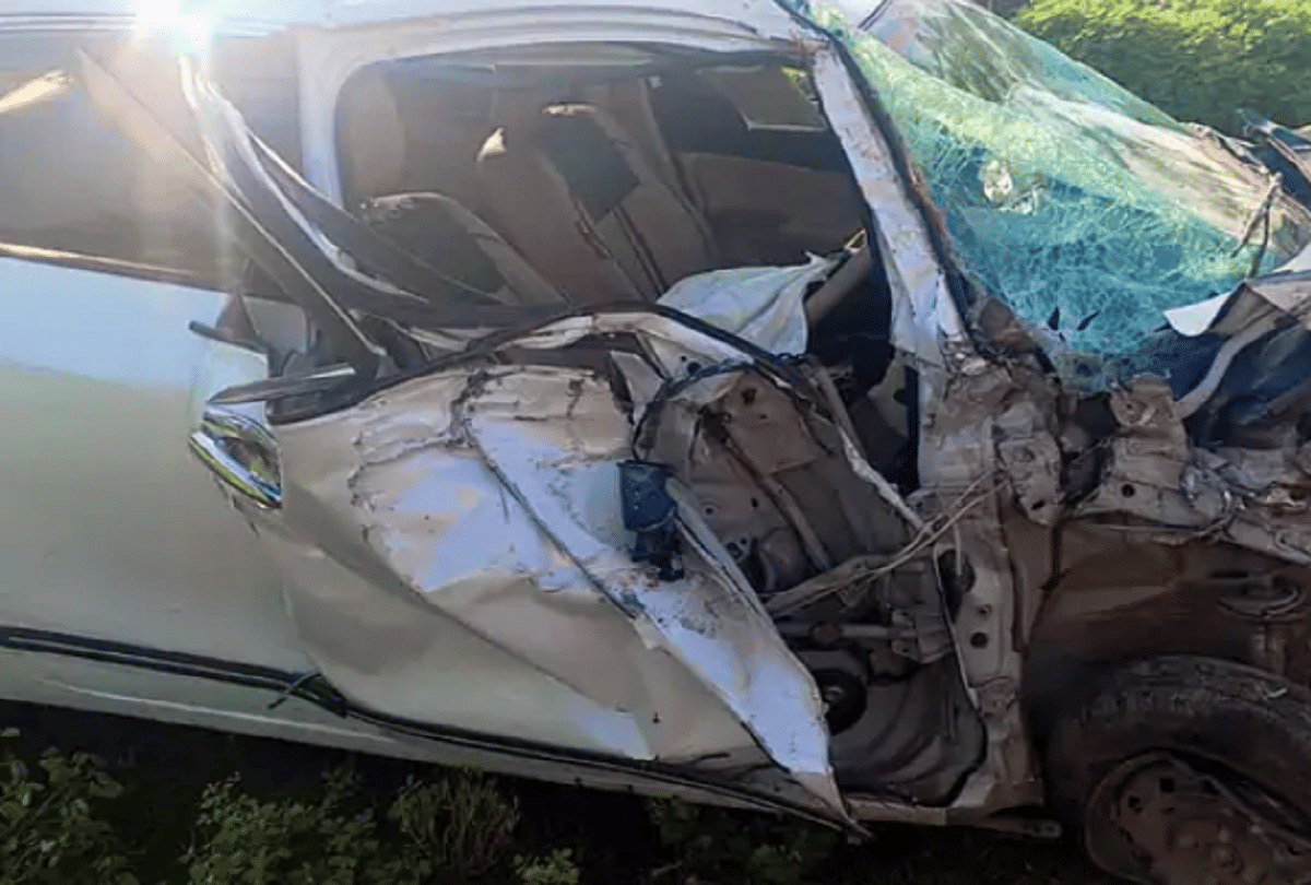 Jharkhand Car collided with tree death of young man going to pick up friend