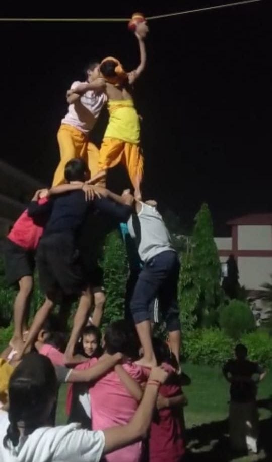 Mathura: Volunteers of Keshavdham celebrated Dahi Handi festival