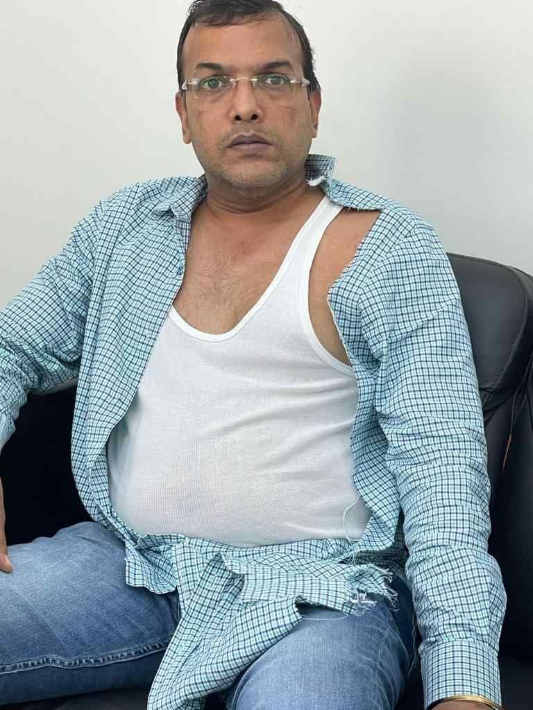 Kicking and punching went on in the meeting of the adhoc committee of Vaish Sanstha