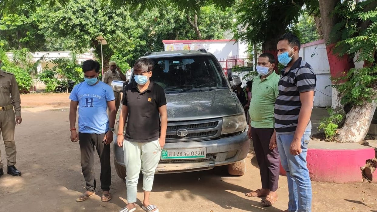 4 arrested in lootpat in bus