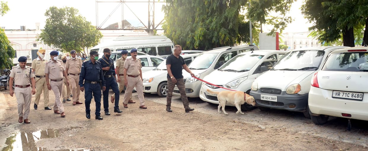 Alert at the station, security agencies searched train and platform