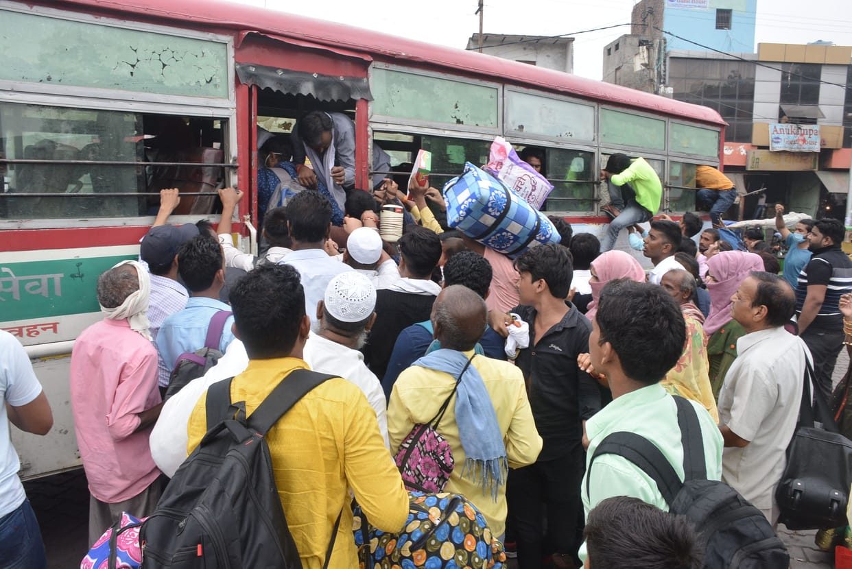 Aligarh: Buses going to Mathura crowded, scuffle for seats