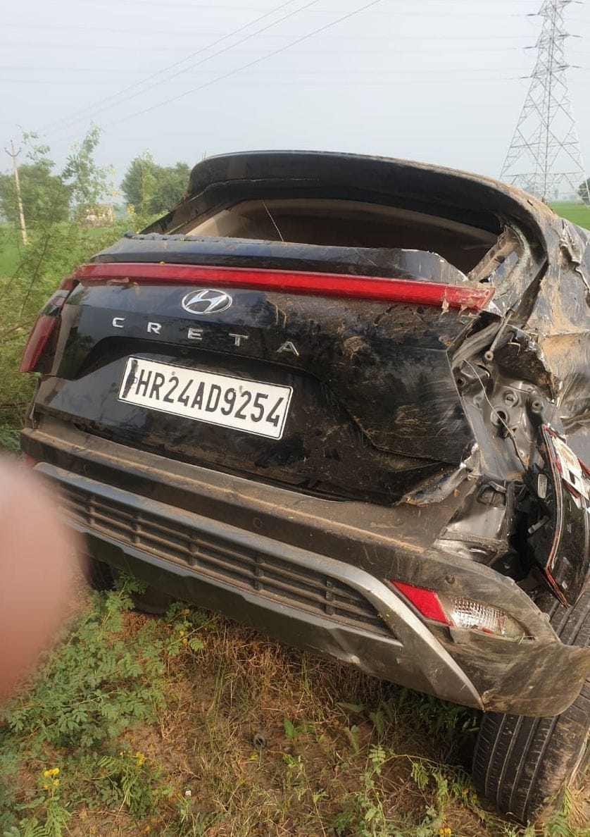 Dance group's car returning from Fatehabad to Sirsa after celebrating a birthday party collided with a divider, one killed, four seriously injured