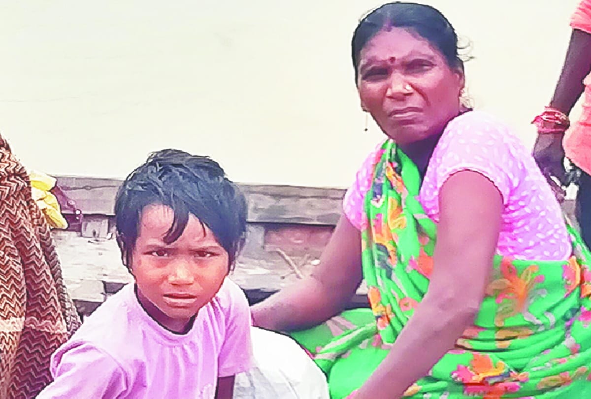 Two mothers walked nine kilometers to treat children in Siddharthnagar due to floods