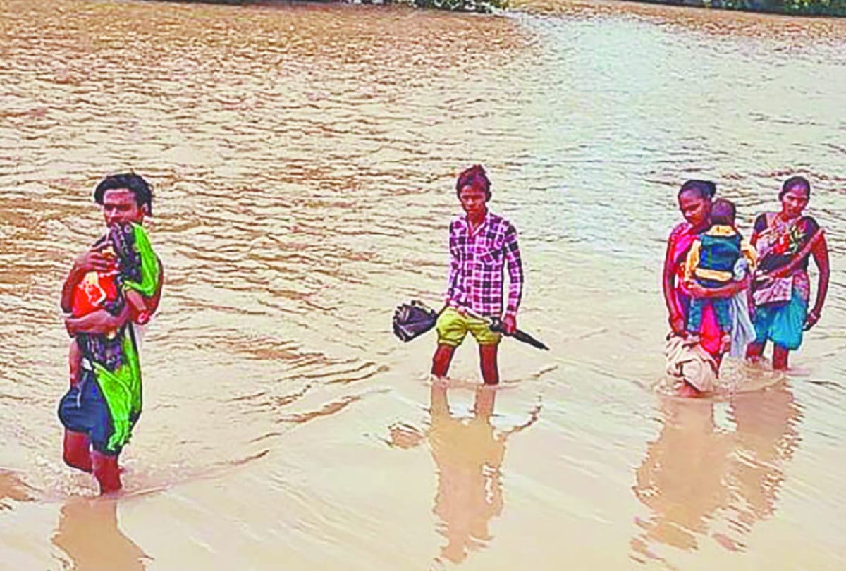 Two mothers walked nine kilometers to treat children in Siddharthnagar due to floods