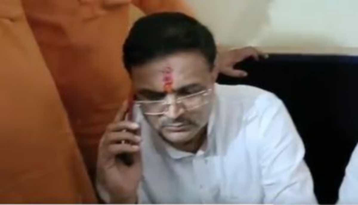 BJP District President Brij Bhushan Singh threatened on phone call to departmental officer after power cut said do you want to be suspend in mirzapur