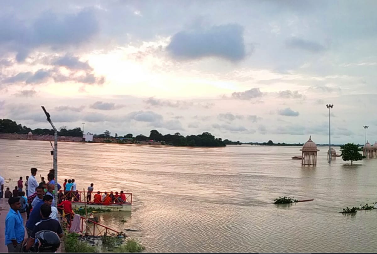 Gorakhpur Flood devastation in many villages Due to Rapti river above danger mark after Heavy Rain in Nepal