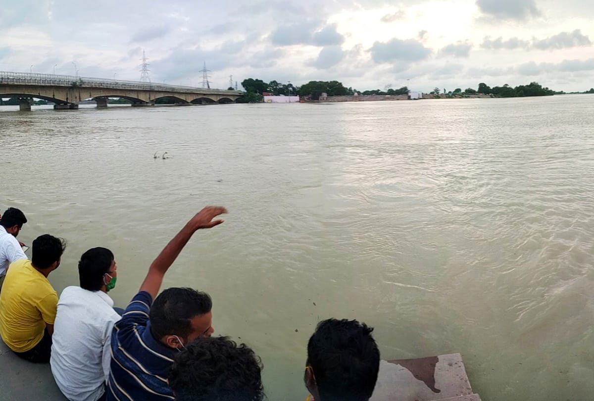 Gorakhpur Flood devastation in many villages Due to Rapti river above danger mark after Heavy Rain in Nepal