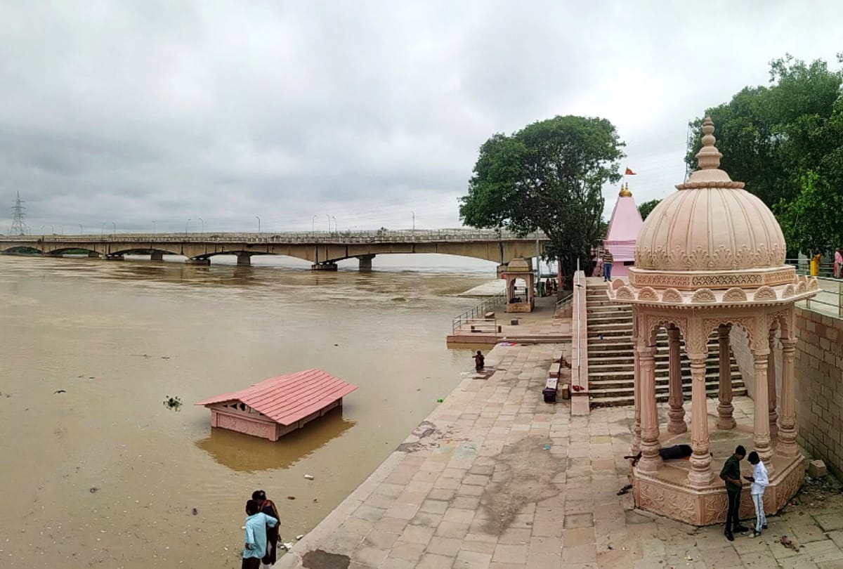 Gorakhpur Flood devastation in many villages Due to Rapti river above danger mark after Heavy Rain in Nepal