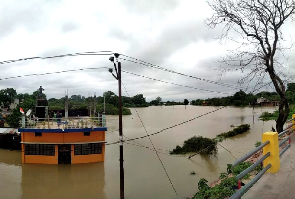 Gorakhpur Flood devastation in many villages Due to Rapti river above danger mark after Heavy Rain in Nepal