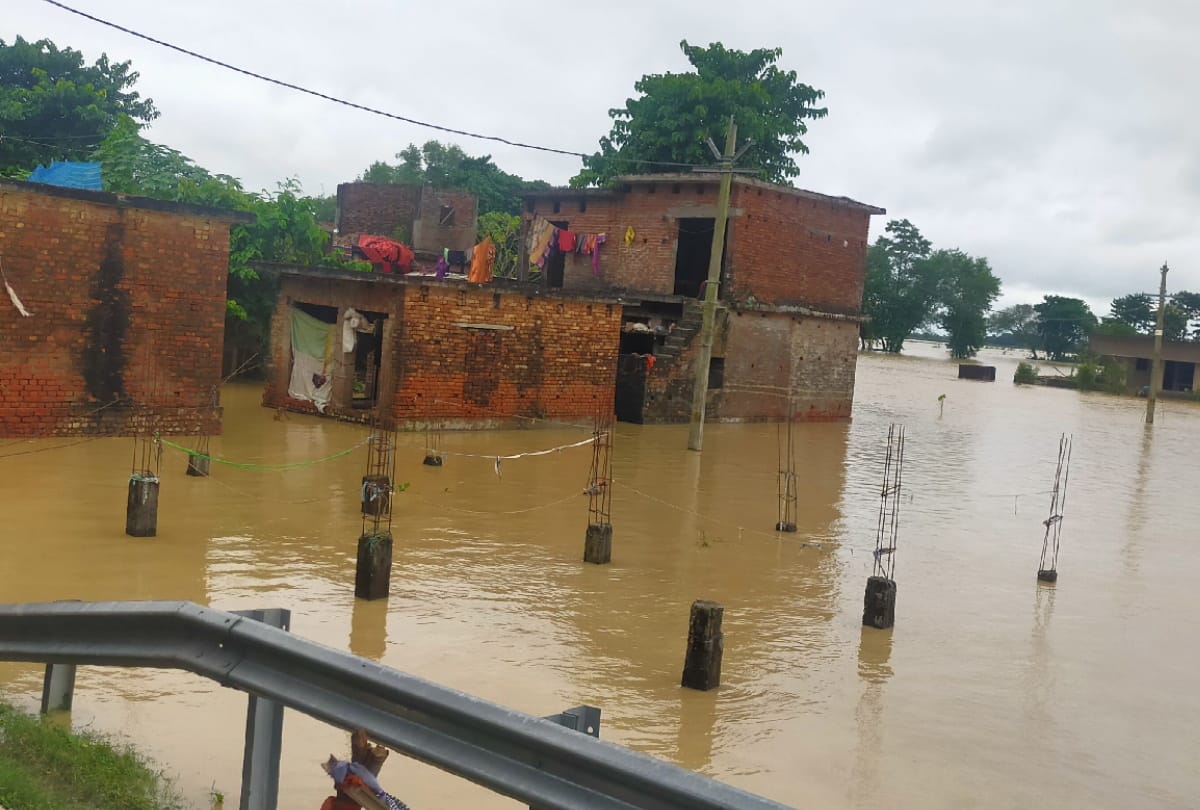 Two mothers walked nine kilometers to treat children in Siddharthnagar due to floods