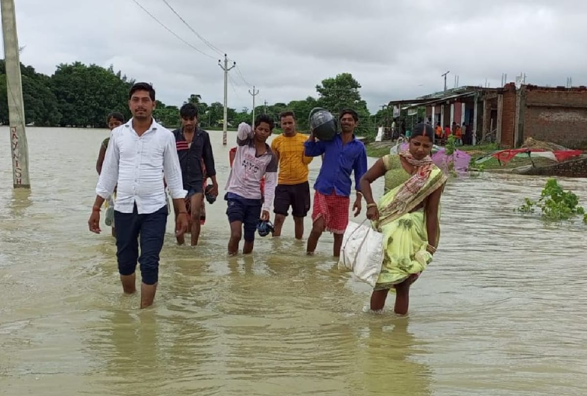 Two mothers walked nine kilometers to treat children in Siddharthnagar due to floods