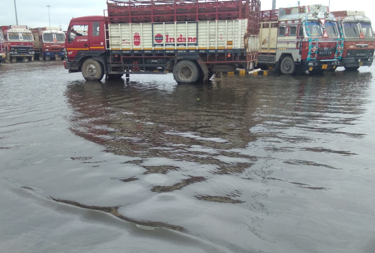 flood in gorakhpur due to Rapti river and rohin river water level rising fast