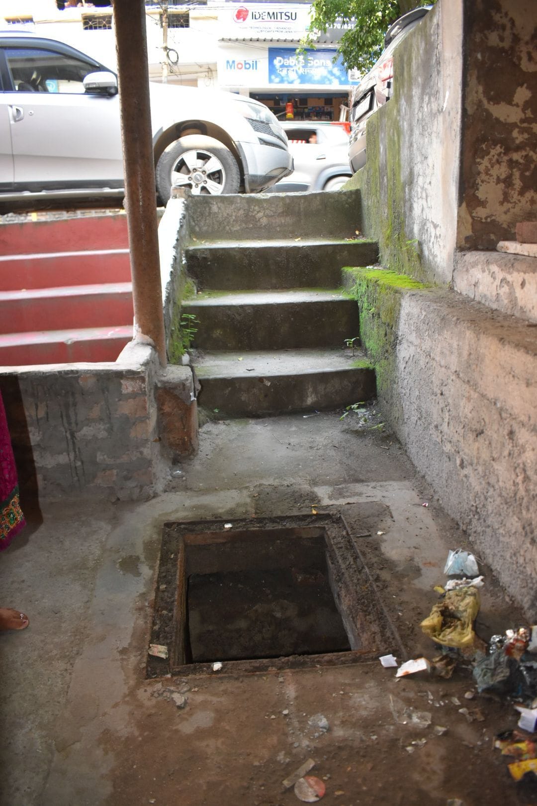 three people fell down in severage chamber