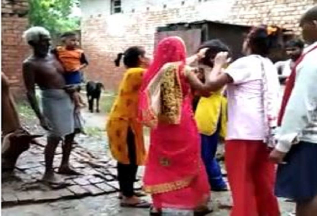 lady fight viral video Three women beat girl and dragged in ballia police filed case