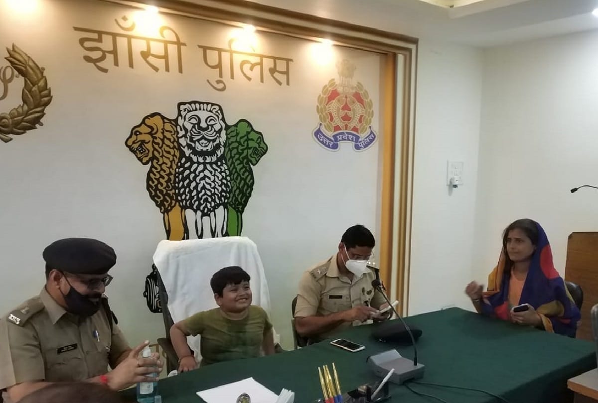 little boy sitting on the chair of SSP in the police line the captain had to sit by asking for another chair kin jhansi police line