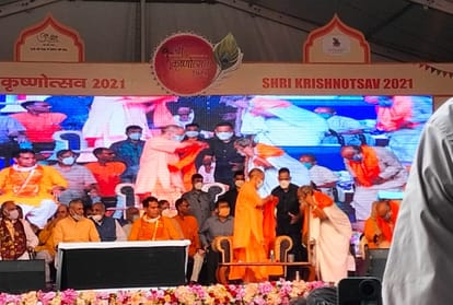 Krishna Janmashtami Mathura Live Updates: Devotees offered abhishek of Thakur ji with Panchamrit in Radharaman temple Vrindavan