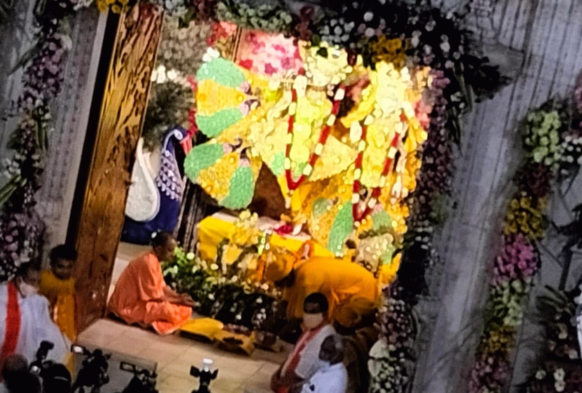 Krishna Janmashtami Mathura: Devotees celebrating shri krishna janmashtami in Mathura