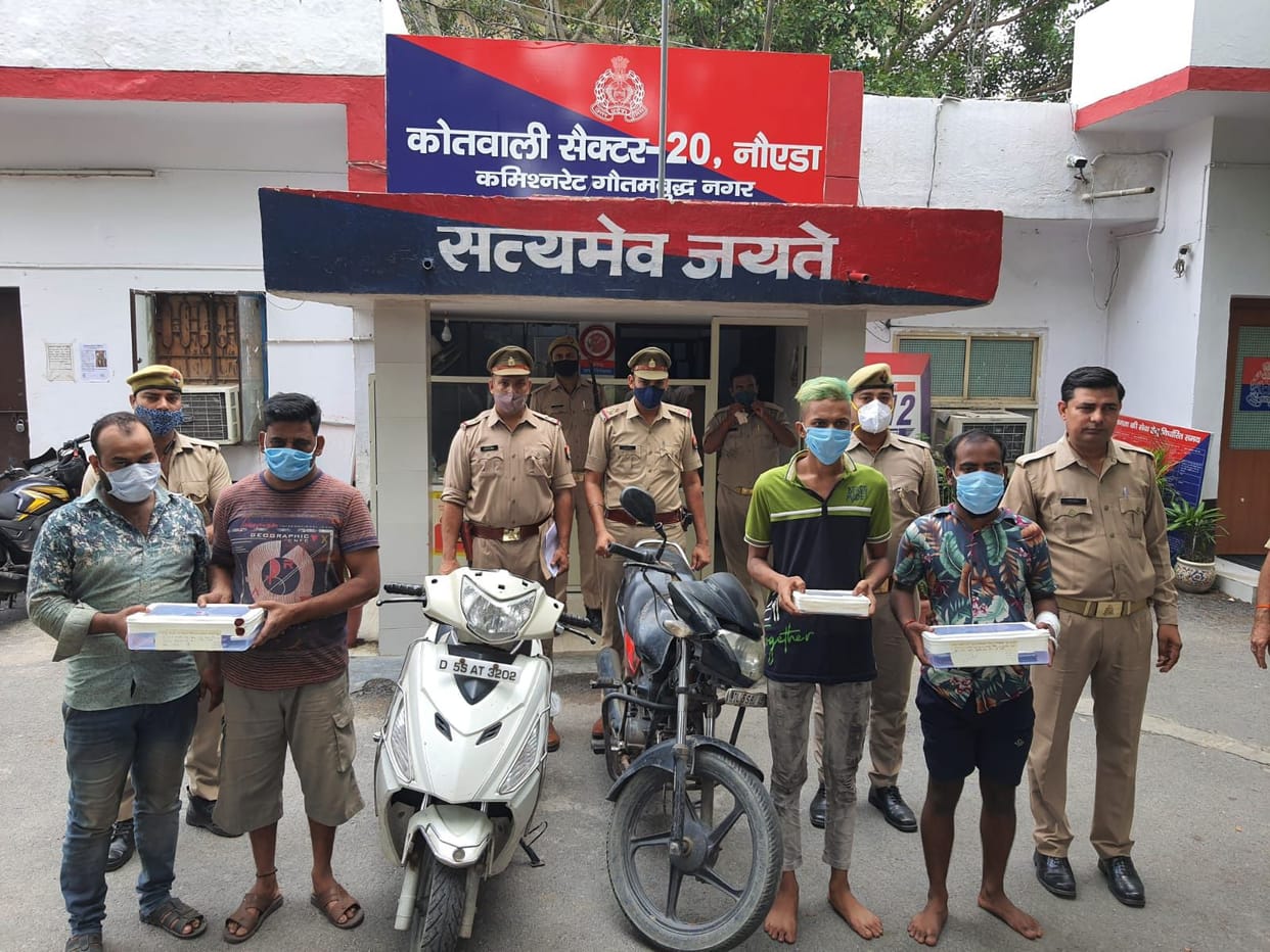 Four miscreants arrested for robbing mobiles from Delhi