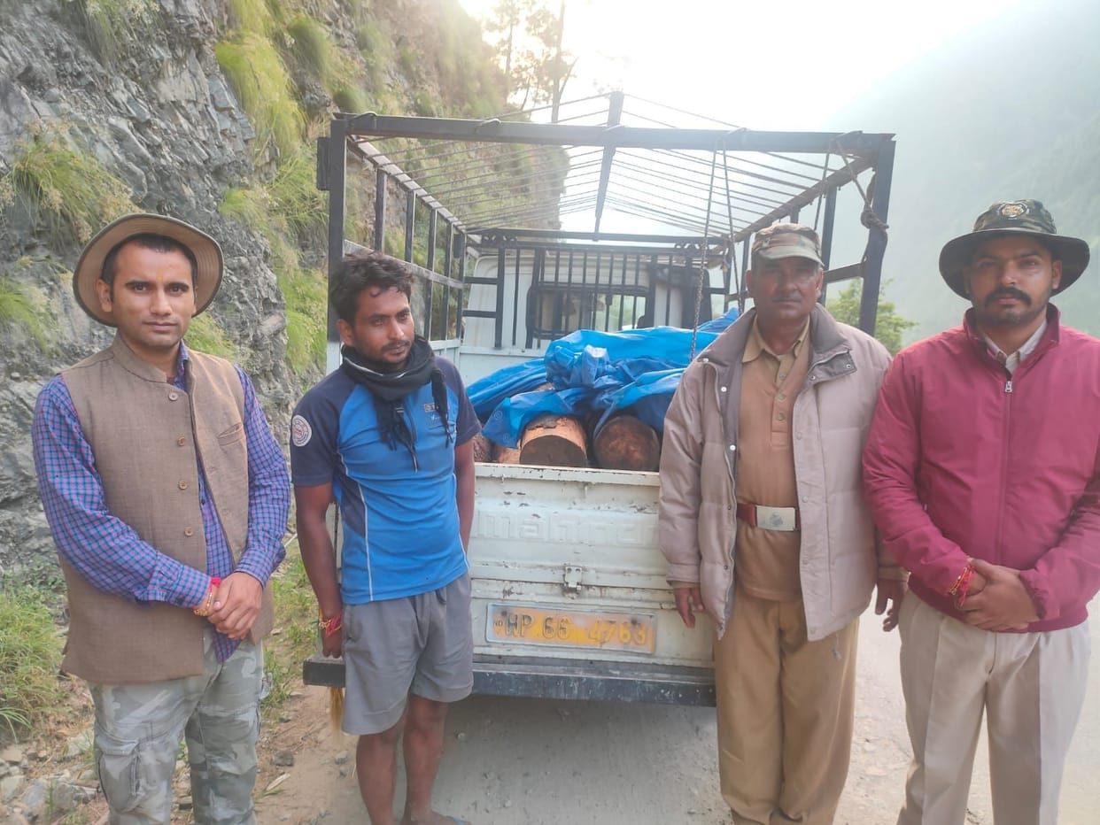 Forest department caught two wood smugglers, seized the vehicle