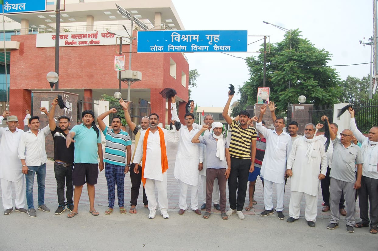 Farmers arrived with black flags on the information of MP reaching rest house