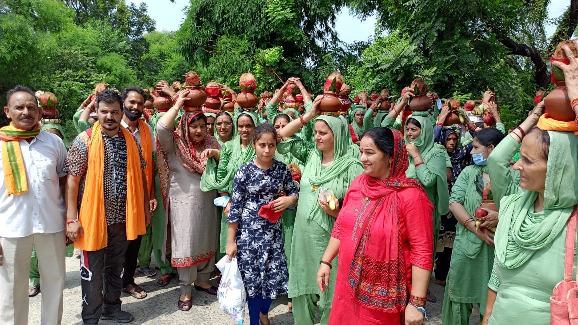 Indora's MLA reached the crowd without a mask in the program organized on Janmashtami festival, Those who follow the rules themselves are roaming without masks