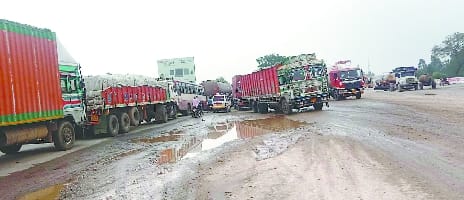 Heavy jam took three hours at Hulasnagra crossing of Lucknow Highway