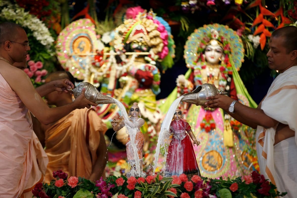 Janmashtami 2022 Know Why Did Lord Krishna Break his Flute And Stopped Playing