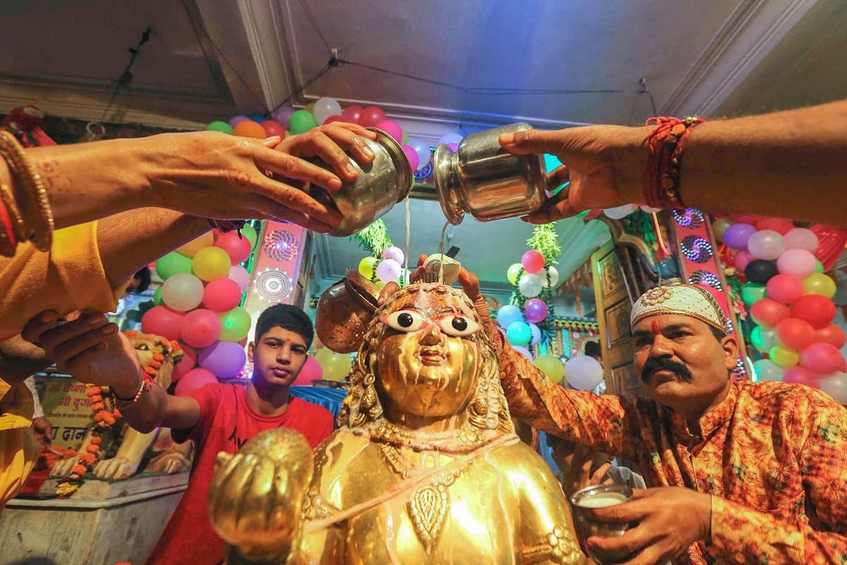 Janmashtami Vrat Katha And Krishna Bhagwan Aarti Kunj Bihari Ki Lyrics In Hindi