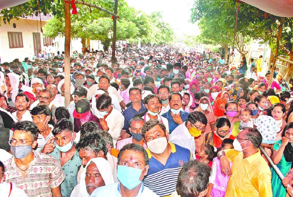 Krishna Janmashtami mathura: devotees celebrated birthday of lord krishna in mathura