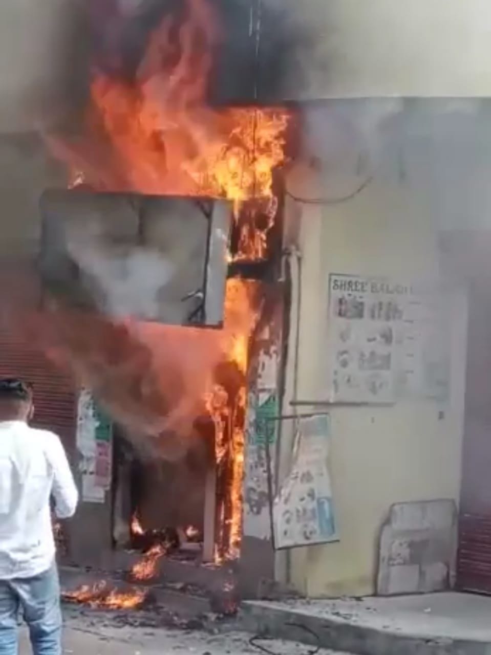 Fire in ATM booth due to short circuit, chaos ensues