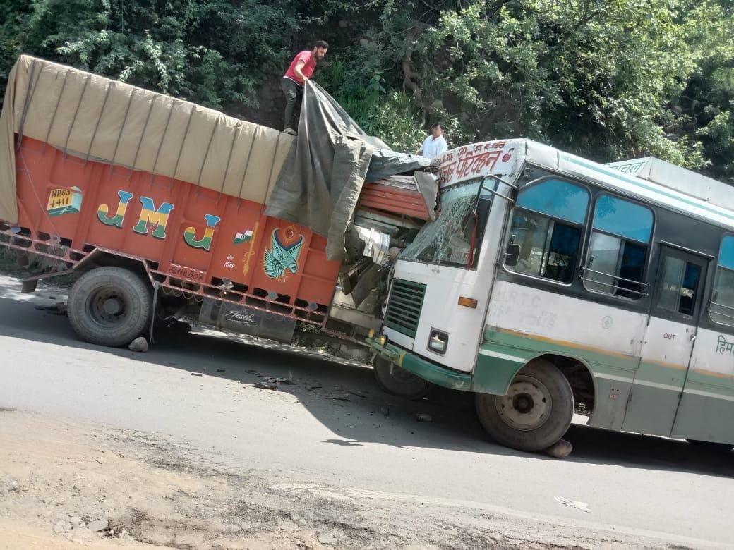 HRTC bus hits truck near Chamakdi Pul in Darlaghat area, 5 injured