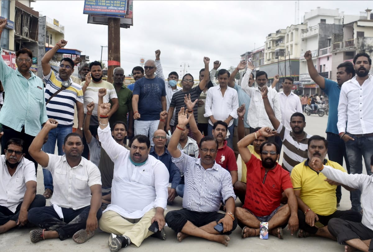 People of Ganeshpuram blocked medical college road due to waterlogging in gorakhpur