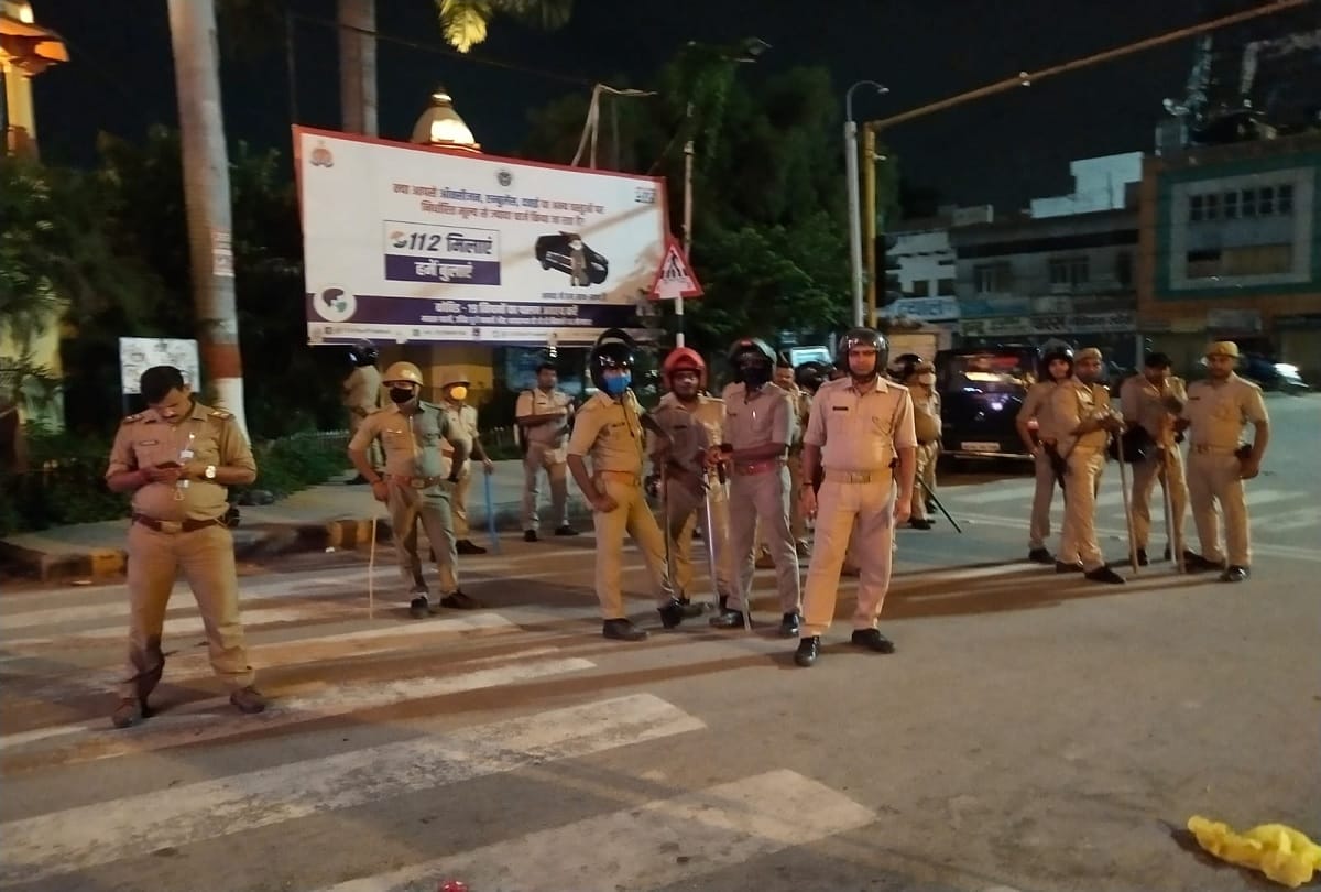 Police forces protesting para students on Durgakund to stop protest takes some in late night custody