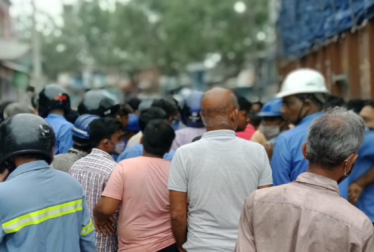 accident in sonebhadra hindalco employee killed after hit by truck in renukoot who  fell on road after colliding with dog