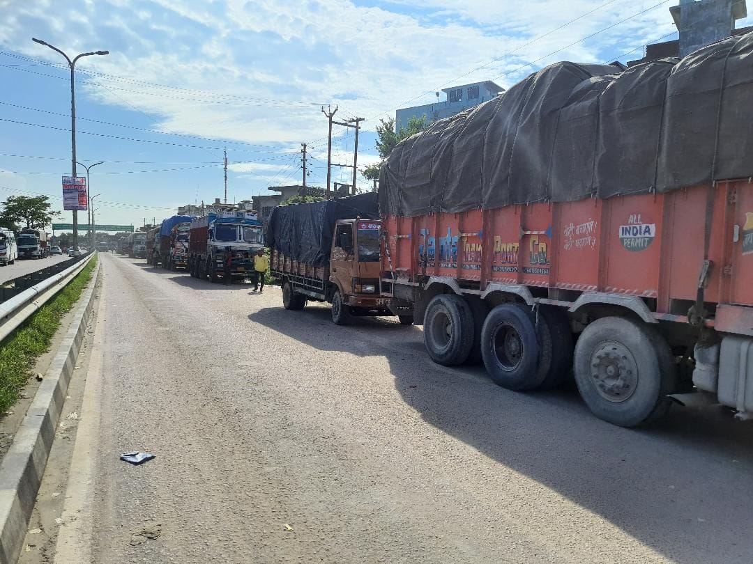 Nepal: 700 Indian trucks stuck in landslide