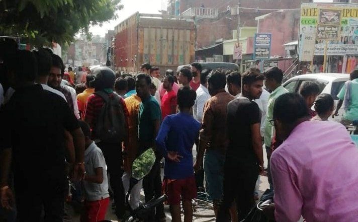 Uncontrollable truck trampled old age, came to Lalganj with grandson to make glasses
