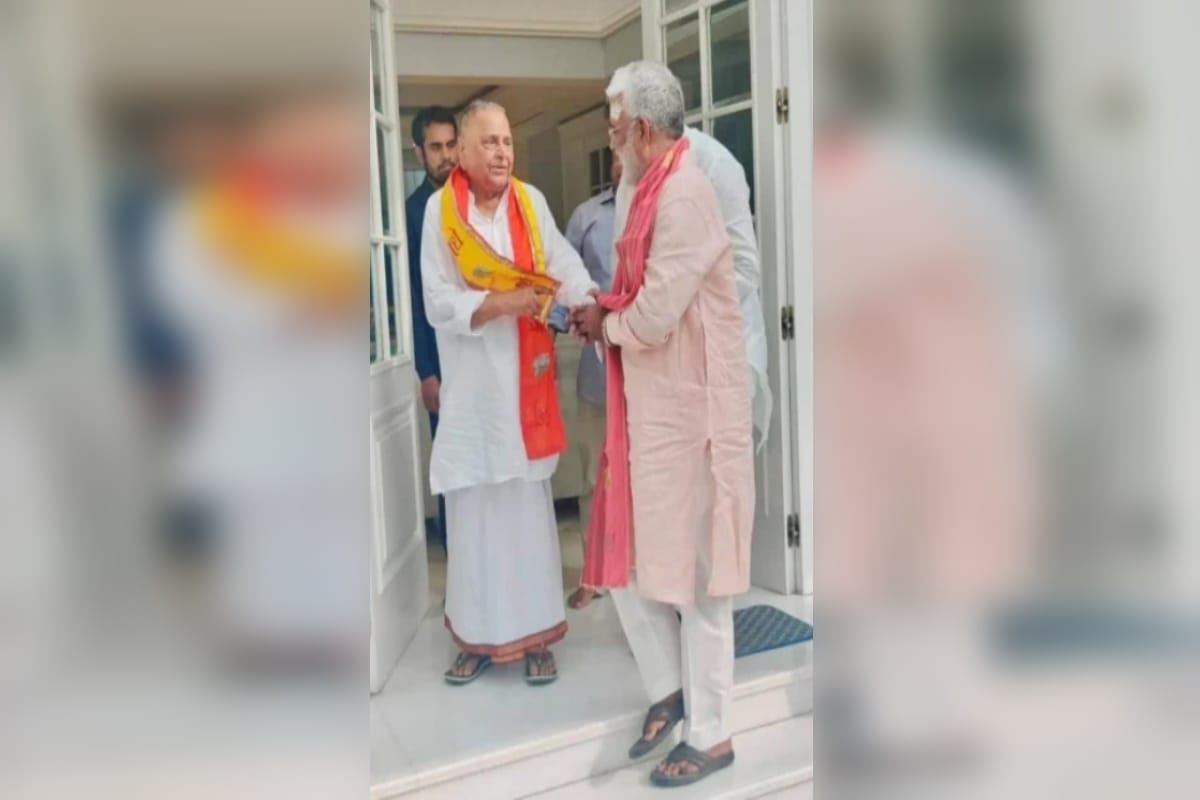 BJP President Swatantradev met Mulayam Singh Yadav, invited to Kalyan Singh's tribute meeting