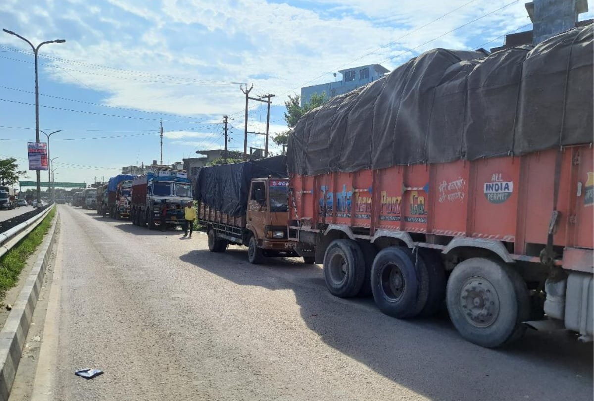 700 Indian trucks stuck in landslide at Nepal