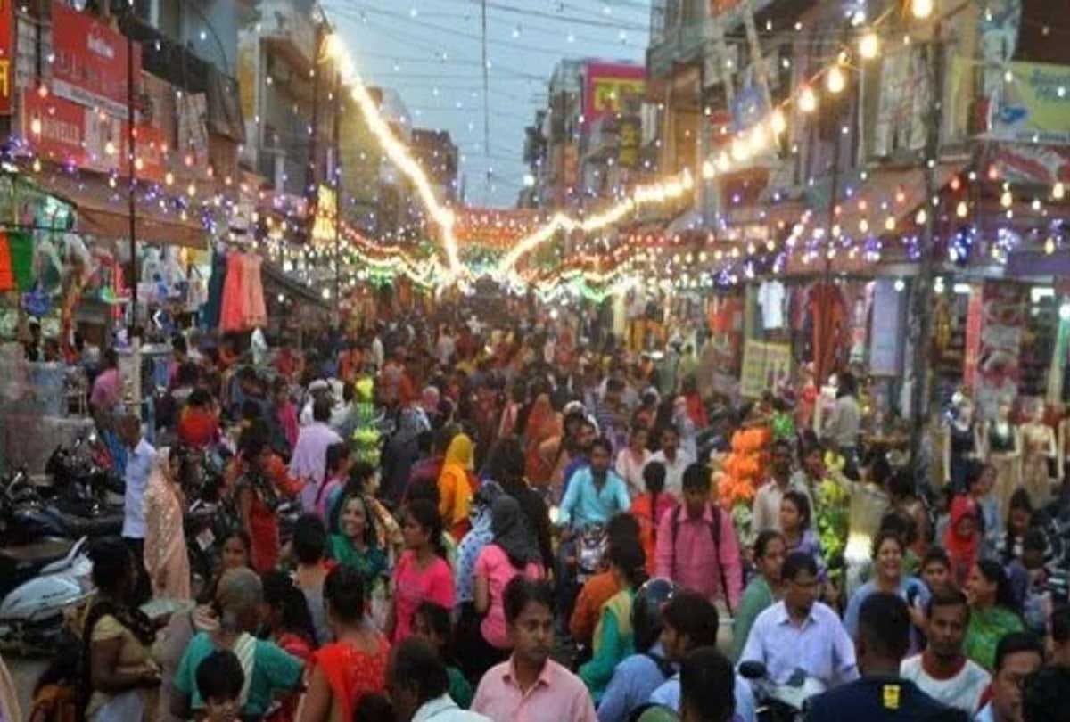 Kanpur: Market buzzing on Janmashtami, turnover of five crores
