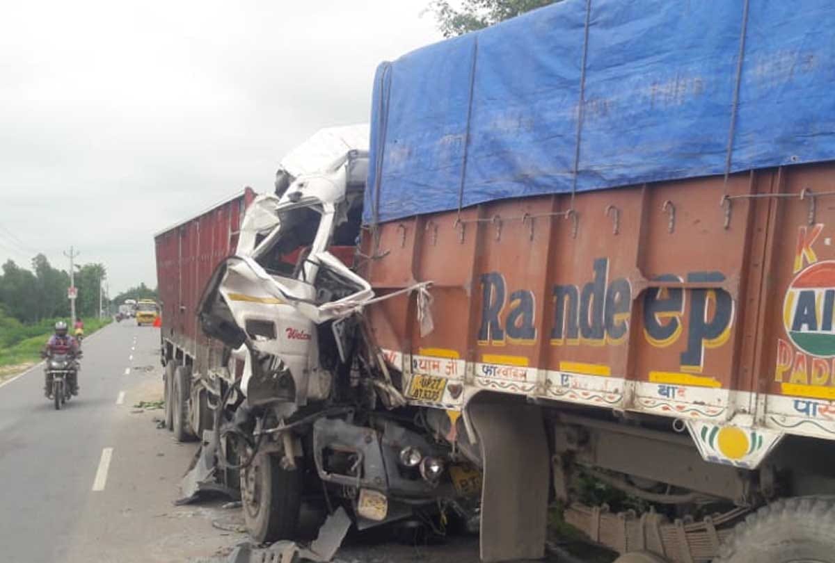 UP: horrific road accident in Hardoi, truck rammed from behind in a punctured truck parked on the road