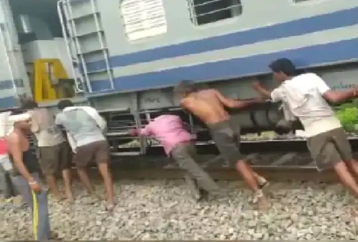 Tower Wagon fault in train in madhya pradesh, more than 40 Workers Pushed On The Railway Track, Pawan Express also Stopped