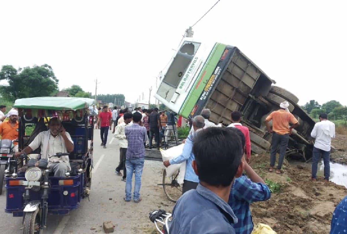 six passengers injured after private bus overturned in mainpuri
