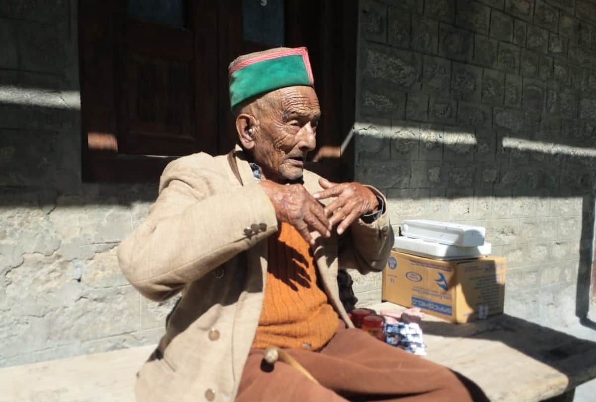 Shyam Saran Negi the first voter of independent India celebrated his 105th birthday by cutting a cake, know his journey so far